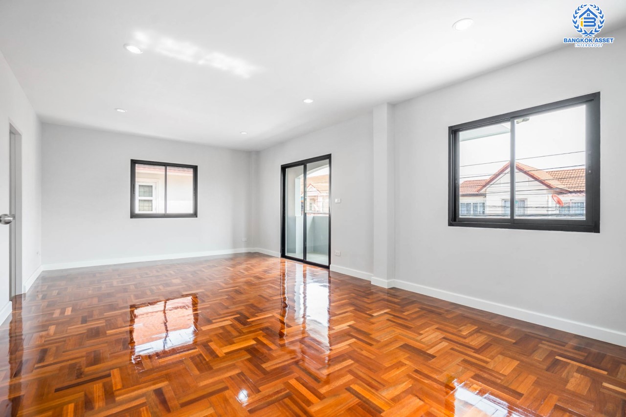 บ้านมือสองตกแต่งใหม่ ม.ลานทอง ติวานนท์-ปากเกร็ด เนื้อที่ 54 ตร.ว. ฟังก์ชัน 3 ห้องนอน 2 ห้องน้ำ บนทำเลทองเดินทางสะดวกติด ถ.ติวานนท์ ใกล้ห้าแยกปากเกร็ด เมืองทองธานี ทางด่วน, เซ็นทรัลแจ้งวัฒนะ และรถไฟฟ้าสายสีชมพู (สายอนาคต) "สถานีปากเกร็ด"